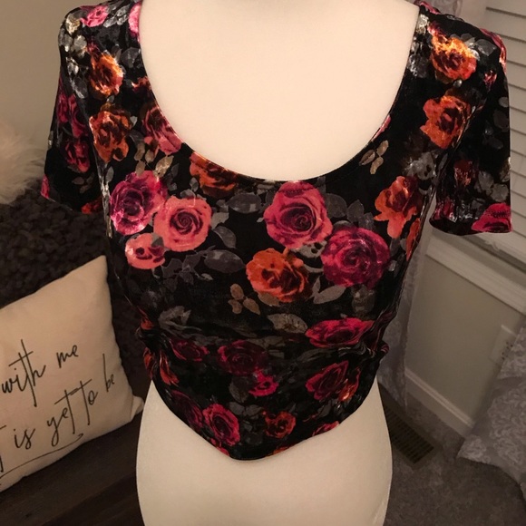 Velvet Crop Top 🖤 - Picture 3 of 7